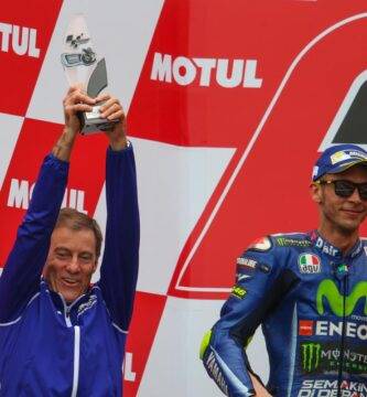 Valentino Rossi y Lin Jarvis celebrando un podio de Yamaha en MotoGP