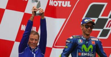 Valentino Rossi y Lin Jarvis celebrando un podio de Yamaha en MotoGP