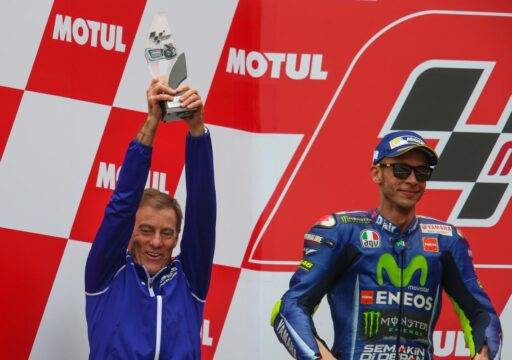 Valentino Rossi y Lin Jarvis celebrando un podio de Yamaha en MotoGP