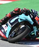 Fabio Quartararo durante la carrera de MotoGP pilotando la Yamaha del Petronas Yamaha SRT en el Gran Premio de Catalunya