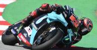 Fabio Quartararo durante la carrera de MotoGP pilotando la Yamaha del Petronas Yamaha SRT en el Gran Premio de Catalunya