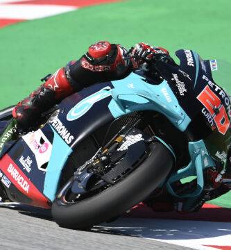 Fabio Quartararo durante la carrera de MotoGP pilotando la Yamaha del Petronas Yamaha SRT en el Gran Premio de Catalunya