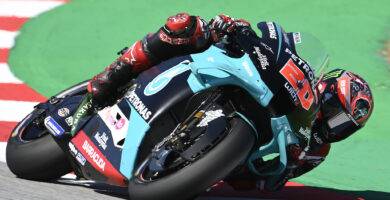 Fabio Quartararo durante la carrera de MotoGP pilotando la Yamaha del Petronas Yamaha SRT en el Gran Premio de Catalunya