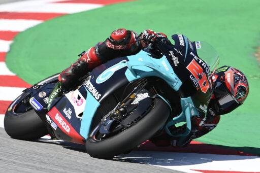 Fabio Quartararo durante la carrera de MotoGP pilotando la Yamaha del Petronas Yamaha SRT en el Gran Premio de Catalunya