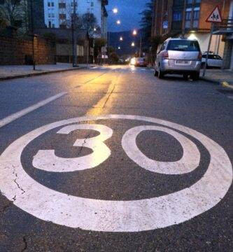 Señal de 30 pintada en la calzada