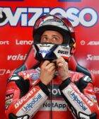 Andrea Dovizioso en el box de Ducati durante una carrera de MotoGP