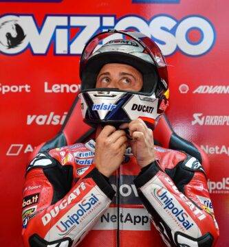 Andrea Dovizioso en el box de Ducati durante una carrera de MotoGP