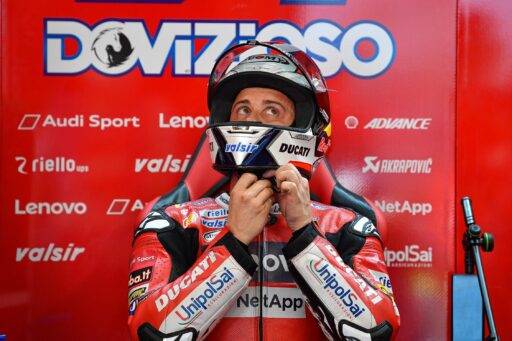 Andrea Dovizioso en el box de Ducati durante una carrera de MotoGP