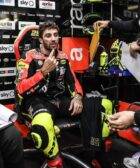 Andrea Iannone en el box de Aprilia durante una carrera de MotoGP