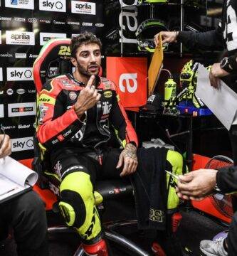 Andrea Iannone en el box de Aprilia durante una carrera de MotoGP