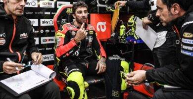 Andrea Iannone en el box de Aprilia durante una carrera de MotoGP