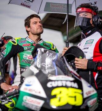 Cal Crutchlow en la parrilla de salida de la carrera de MotoGP