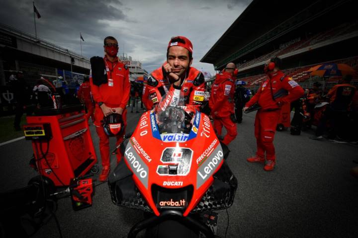 Danilo Petrucci en la parrilla de salida de la carrera de MotoGP sobre su Ducati