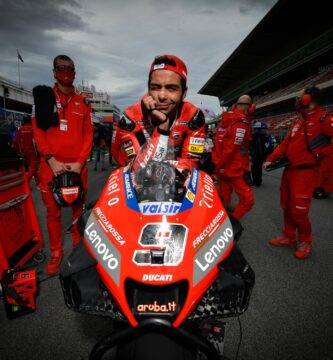 Danilo Petrucci en la parrilla de salida de la carrera de MotoGP sobre su Ducati
