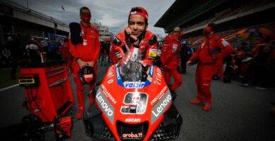 Danilo Petrucci en la parrilla de salida de la carrera de MotoGP sobre su Ducati