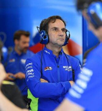 Davide Brivio en el box de Suzuki durante una carrera de MotoGP