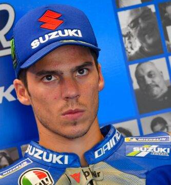 Joan Mir en el box de Suzuki durante una carrera de MotoGP