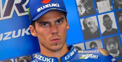 Joan Mir en el box de Suzuki durante una carrera de MotoGP