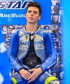 Joan Mir durante una carrera de MotoGP en el box de Suzuki