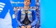 Joan Mir durante una carrera de MotoGP en el box de Suzuki
