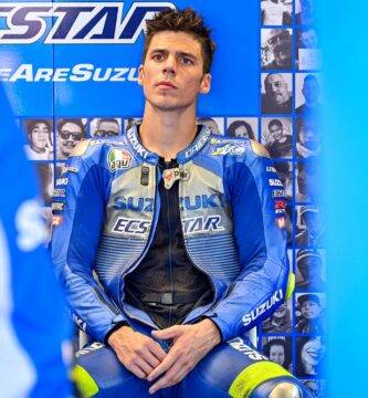 Joan Mir durante una carrera de MotoGP en el box de Suzuki