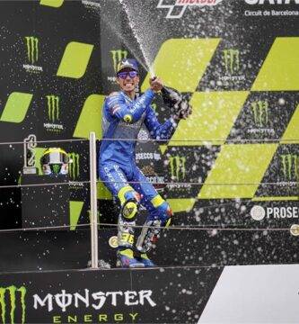 Joan Mir en el podio de Barcelona tras MotoGP