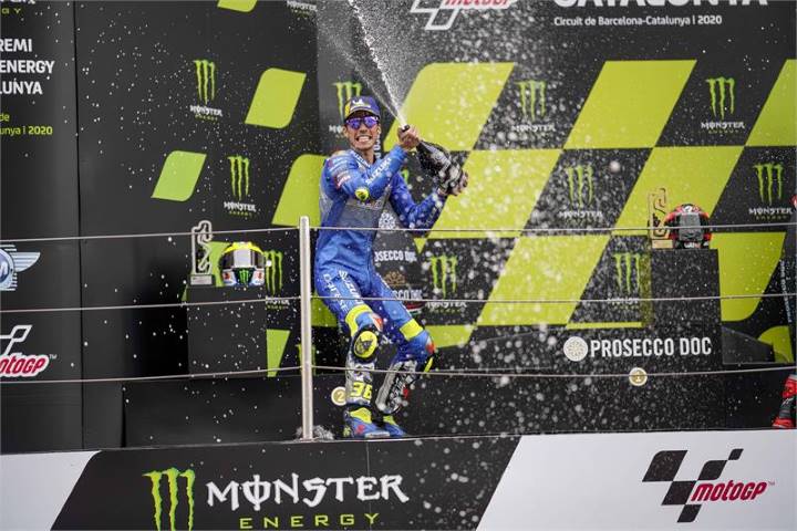 Joan Mir en el podio de Barcelona tras MotoGP