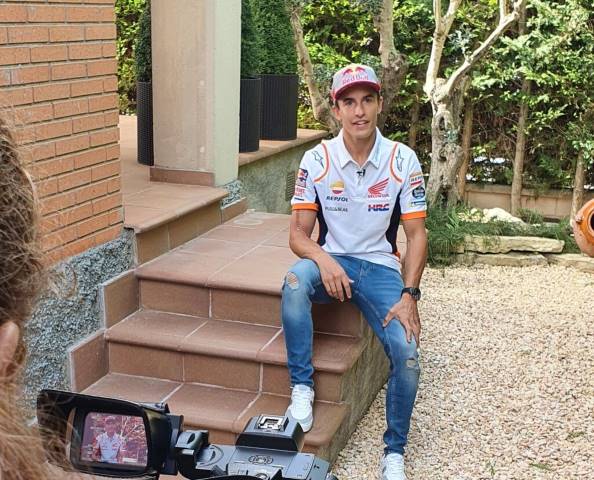 Marc Márquez durante la grabación de Ask Márquez en su casa de Cervera