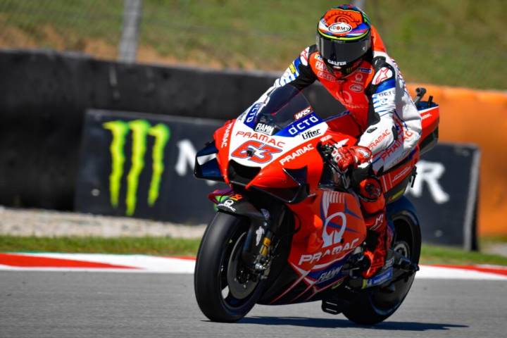 Pecco Bagnaia pilotando la Ducati en el Gran Premio de Catalunya de MotoGP