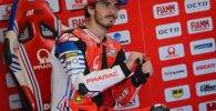 Pecco Bagnaia en el box de Ducati