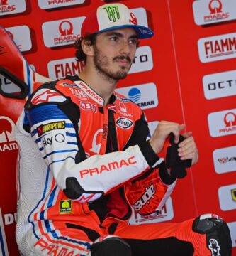Pecco Bagnaia en el box de Ducati