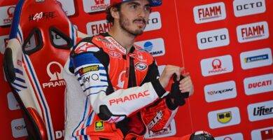 Pecco Bagnaia en el box de Ducati