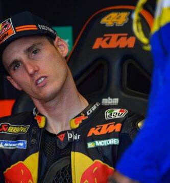 Pol Espargaró en el box de KTM