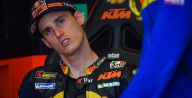 Pol Espargaró en el box de KTM