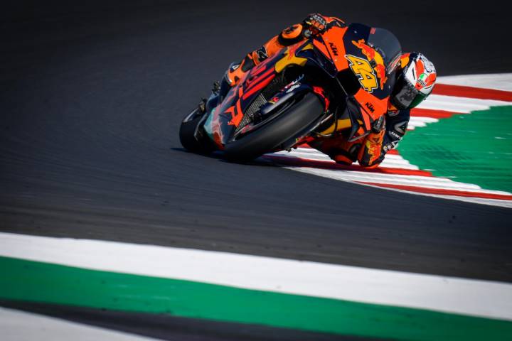 Pol Espargaró pilotando la KTM durante los entrenamientos de MotoGP