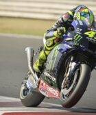 Valentino Rossi probando el nuevo escape en los test de MotoGP de Misano