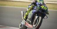 Valentino Rossi probando el nuevo escape en los test de MotoGP de Misano