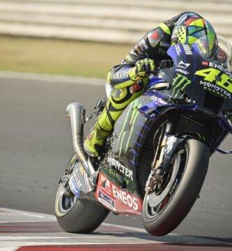 Valentino Rossi probando el nuevo escape en los test de MotoGP de Misano