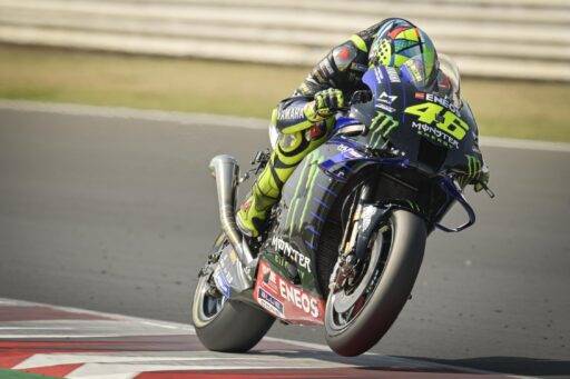 Valentino Rossi probando el nuevo escape en los test de MotoGP de Misano