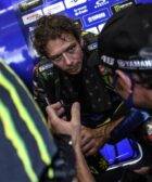 Valentino Rossi en el box de Yamaha durante una carrera de MotoGP