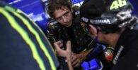 Valentino Rossi en el box de Yamaha durante una carrera de MotoGP