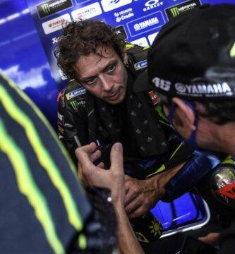 Valentino Rossi en el box de Yamaha durante una carrera de MotoGP