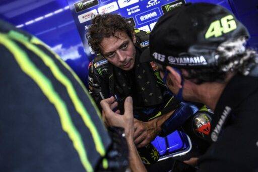 Valentino Rossi en el box de Yamaha durante una carrera de MotoGP