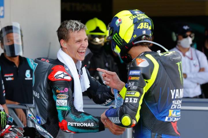 Valentino Rossi junto a Fabio Quartararo tras la carrera de MotoGP en Jerez después de que Yamaha subiera al podio 