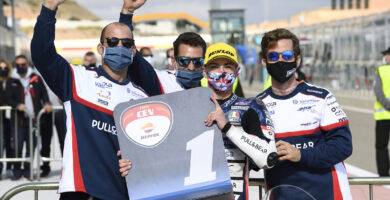 Izan Guevara en el podio con su equipo