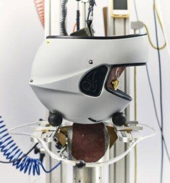 Test de un casco de moto con MIPS