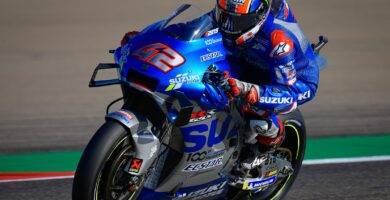 Álex Rins ha cruzado la línea de meta en primera posición