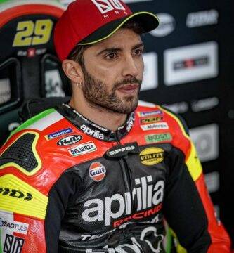 Andrea Iannone en el box de Aprilia la pasada temporada
