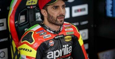 Andrea Iannone en el box de Aprilia la pasada temporada