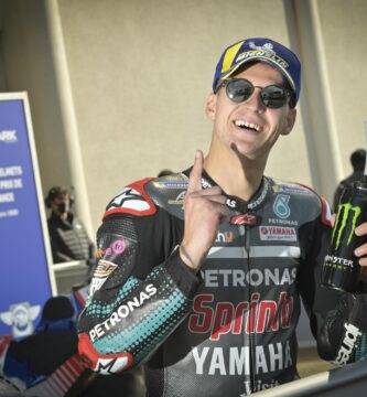 Fabio Quartararo en el parque cerrado tras conseguir la pole de MotoGP